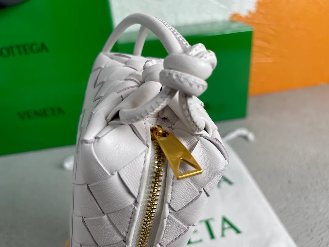 Batch 1160 BOTTEGA VENETA/Bottega 2021 new women's POUCH crossbody bag clutch, lntfecciato woven leather crossbody mini handbag, single internal open pocket, zipper closure, computer embroidered leather shoulder strap can be adjusted in length, model: 6684 Color: White Origin: Italy Size: 17*12*8